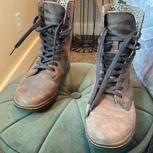 Leather suede-line Dr. Marten boots